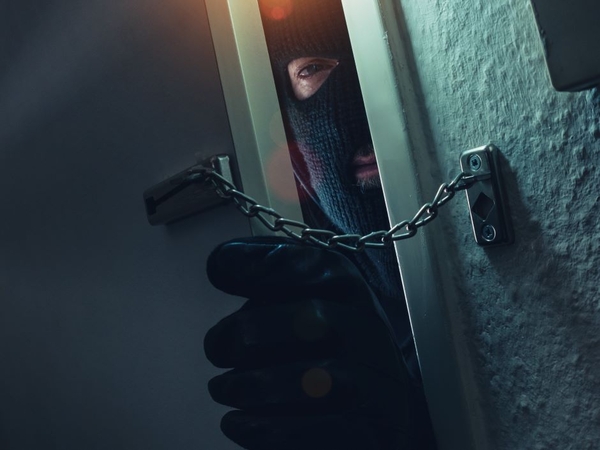 Į namus įsiveržę plėšikai sumušė senolę ir pagrobė telefoną