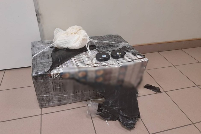 Per naktį pasieniečiai sulaikė šešias oro balionais atskraidintas cigarečių siuntas