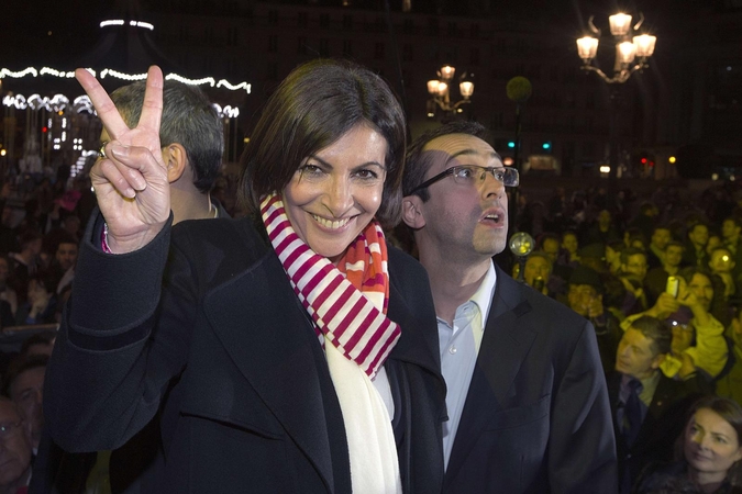 Sostinėje pirmąja mere moterimi per miesto istoriją taps 54 metų Anne Hidalgo.