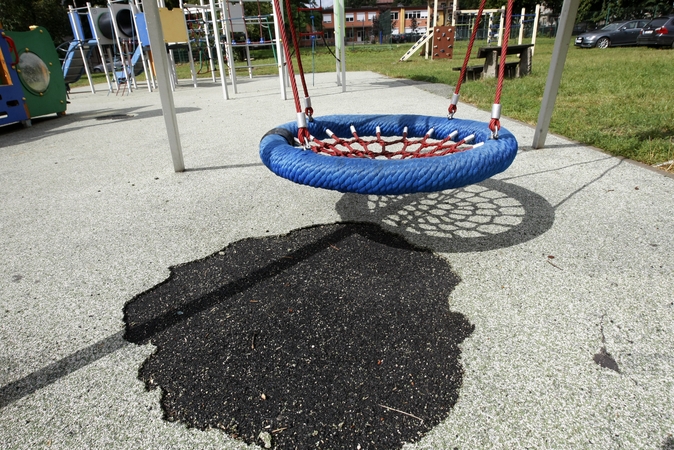 Naujos žaidimų aikštelės greitai tapo nepatrauklios: pastatė vaikams, laužo paaugliai