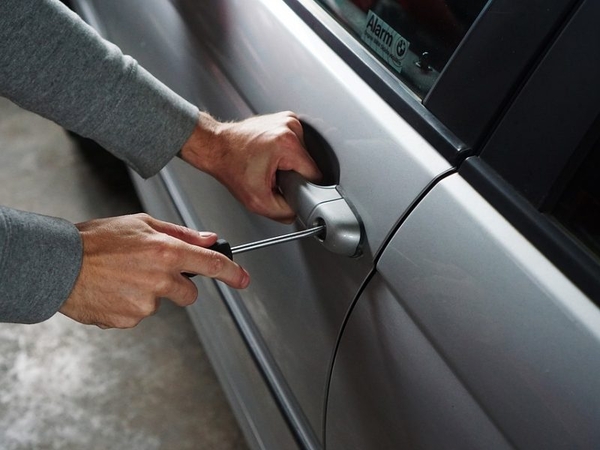 Vagies grobis Plungės rajone – kieme paliktas automobilis su rakteliais