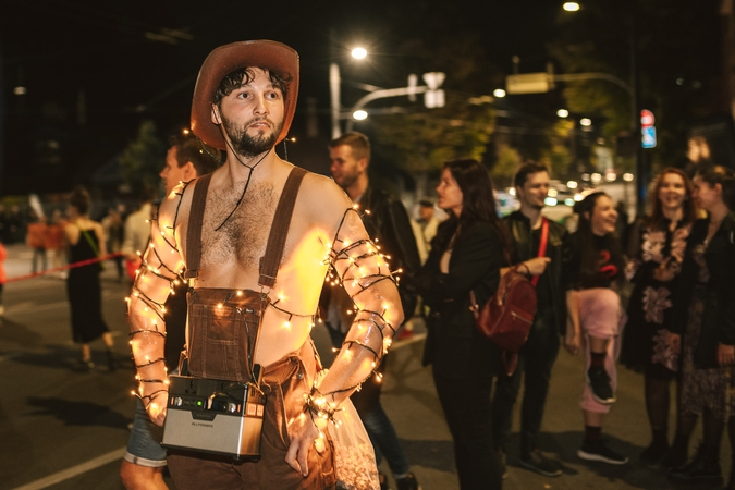 „Fluxus“ festivalis: kops atbulomis, kūlversčiais, užsimerkę ar draugą įkinkę traukti karutį