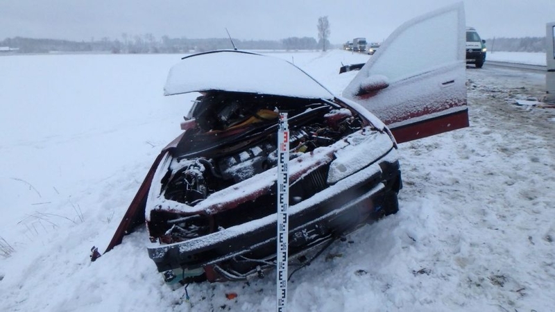 Nelaimė Kelmės rajone: susidūrus lengvajam automobiliui ir mikroautobusui nukentėjo moteris
