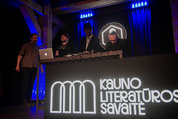 Garsai: „DJs Smetona“ rūpinosi muzikiniu poetinės diskotekos fonu.