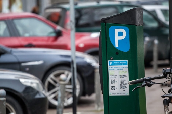 Įvertino automobilių statymo aikštelių rinkliavų didinimą Vilniuje: tai elementarus pasipinigavimas