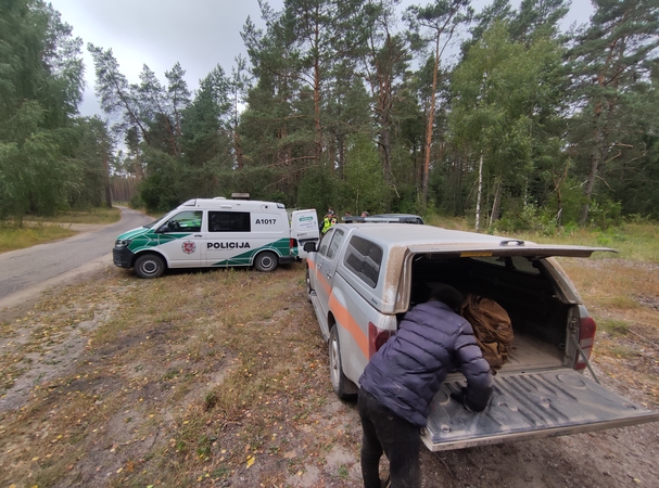 Tikrino uogautojus, o aptiko dešimt neteisėtai sieną kirtusių migrantų