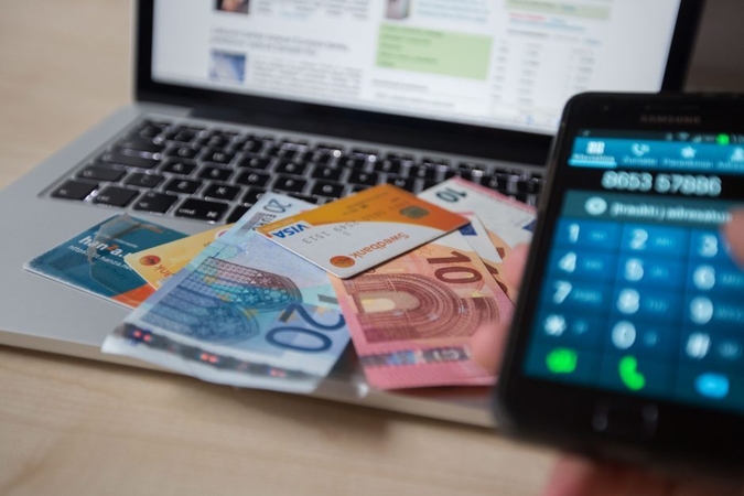 Suknelės pardavinėjimas internetu baigėsi nuostolingai: moteris prarado apie 811 eurų