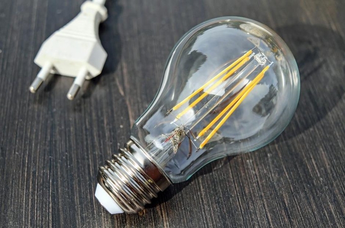 Mažųjų elektros tiekėjų atstovai tikina sunkumų nepatiriantys