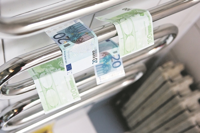 Skaičiavimai: 125 vatų galios elektrinis rankšluosčių džiovintuvas vidutiniškai sunaudoja apie 3 kWh elektros energijos per dieną, palikus jį įjungtą visą parą.