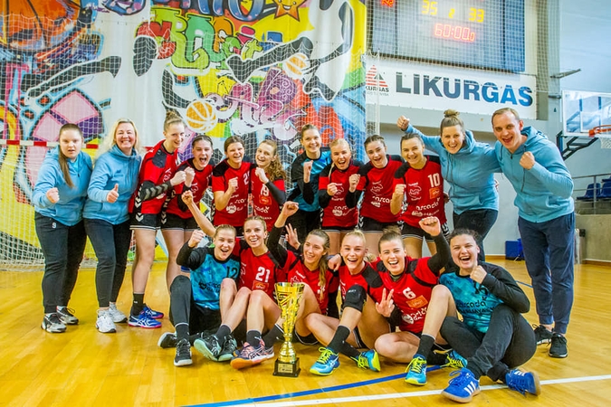 Spalva: praėjusių metų Lietuvos čempionės, Kauno rajono klubo „Cascada-HC Garliava“ rankininkės šiemet iškovojo bronzos medalius.