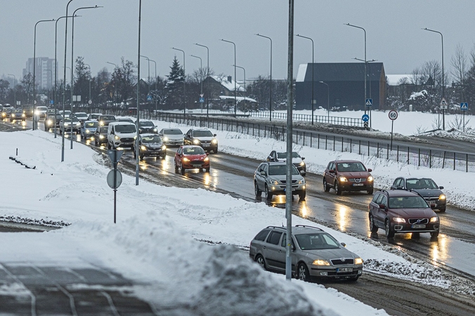 Kelininkai perspėja – keliuose laukia rūkas ir plikledis