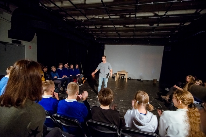 Įtraukia: „No Shoes“ teatro kūrėjai neapsiriboja tik spektaklių rodymu moksleiviams – R. Klezys drąsiai griauna žiūrovą ir aktorių skiriančią ribą.