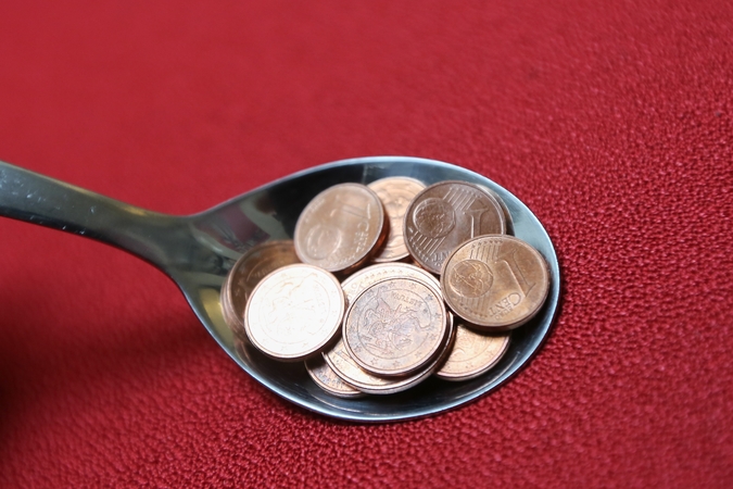 Svarsto atsisakyti 1 ir 2 euro centų monetų: kaip tai paveiktų kainas?