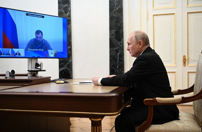 Rusijos prezidentas Vladimiras Putinas dalyvauja susitikime dėl Krymo įvykių per vaizdo ryšį.