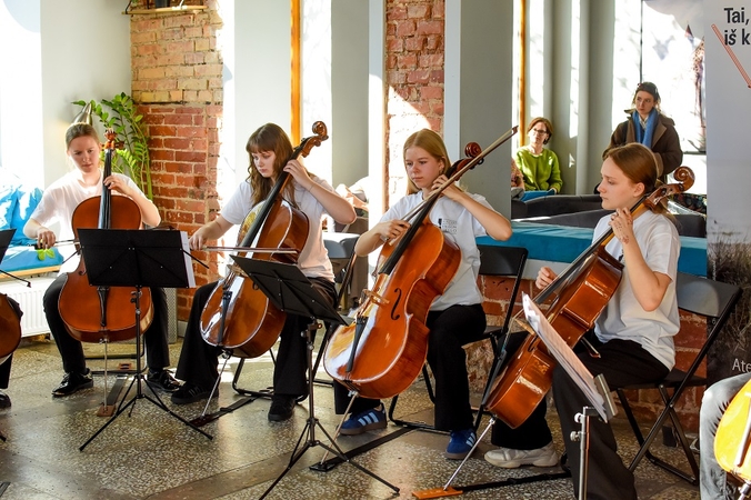 Pasirodymas: klaipėdiečiams koncertavo Klaipėdos Eduardo Balsio menų gimnazijos violončelių ansamblis.