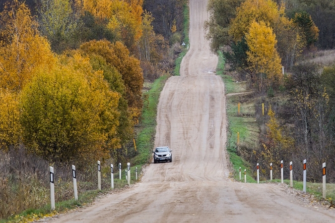 Ministerija patvirtino naują žvyrkelių programą: planuoja išasfaltuoti 750 km šalies kelio ruožų