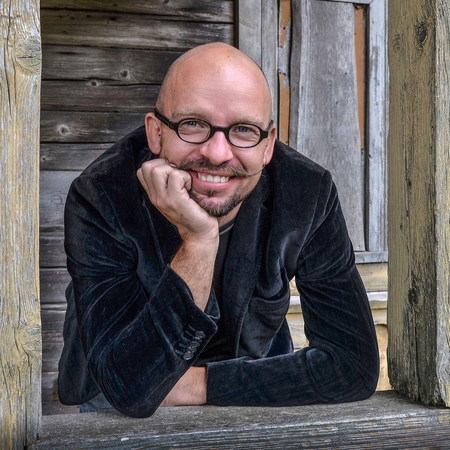 Autoironiškai: "Mano ne tik ūsai prasilenkia su laiku, bet ir apvalūs akiniai, vintažiniai švarkai. Turiu prisipirkęs senų frakų, siūtų XX a. pradžioje."