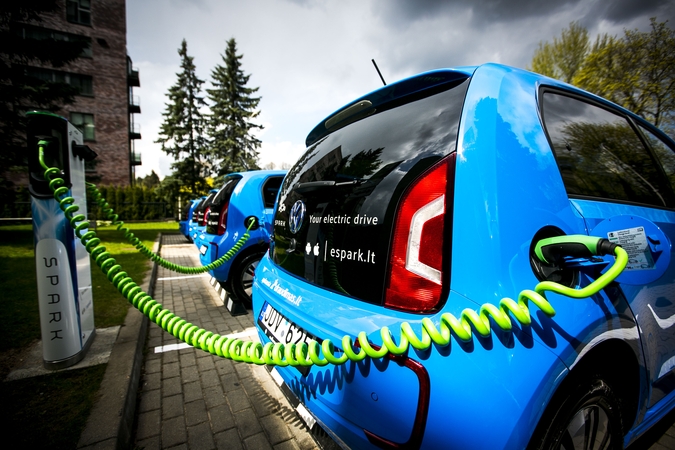 Brangstant kurui, vairuotojai vis dažniau dairosi į elektromobilius: ar apsimoka?