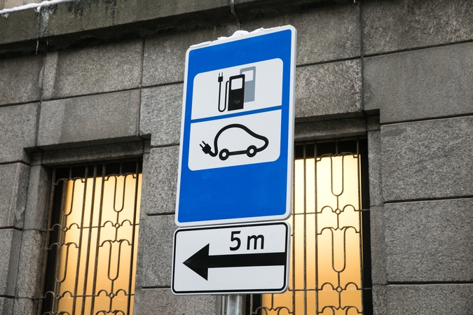 Lietuvos energetikos agentūra skatins įsirengti privačias elektromobilių įkrovimo stoteles