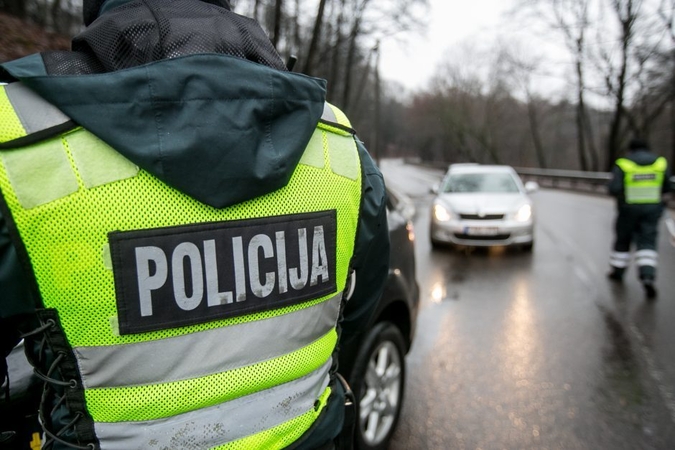 Kauno gatvėse – puokštė pažeidėjų: vienas lėkė 176 km/val. greičiu, kitas – girtas ir be teisių
