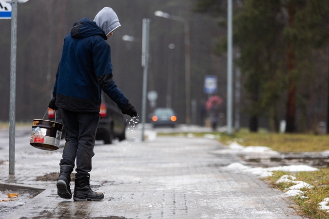 Kelininkai įspėja: naktį eismo sąlygas sunkins plikledis