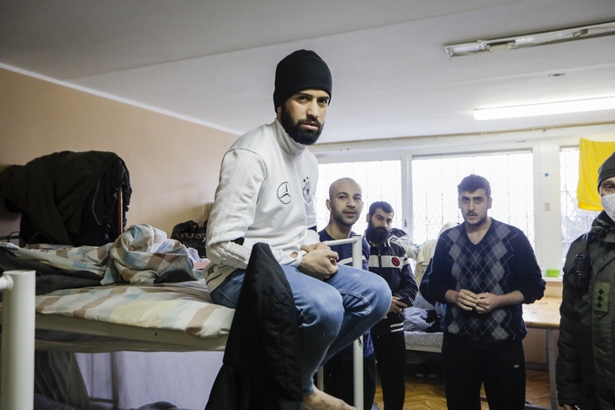 Migrantų stovyklose – konfliktai: vienas užpuolė pareigūną, kitas praskėlė galvą tautiečiui