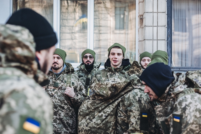Į Ukrainą kariauti savanoriškai vyksta ir lietuviai: tokių gali būti jau keli tūkstančiai
