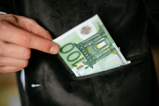 Kyšininkavimu įtariamas prokuroras paleistas už užstatą