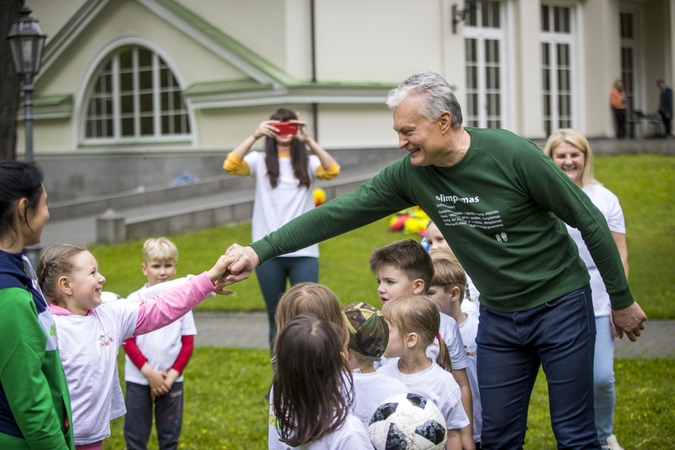 Šimtai vaikų sportavo ir Vaikų gynimo dieną šventė Prezidentūros kiemelyje