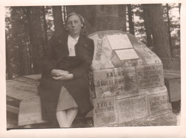 Akimirka: I.Simonaitytė sėdi prie aukuro-paminklinio akmens. Rambyno kalnas. 1936 m.