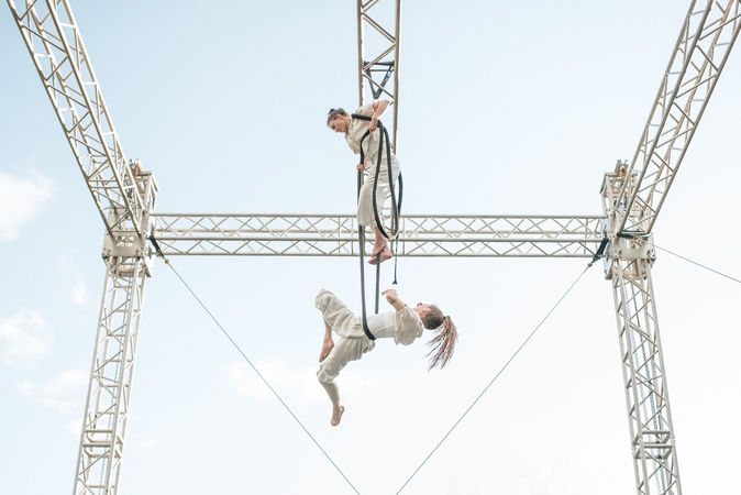 Prasidėjo tarptautinis šiuolaikinio cirko festivalis „Cirkuliacija“: savaitė istorijų ore ir žemėje