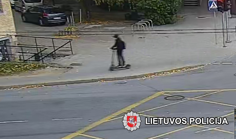 Policija ieško įžūlaus paspirtukininko: paspruko staiga užkirtęs troleibusui kelią