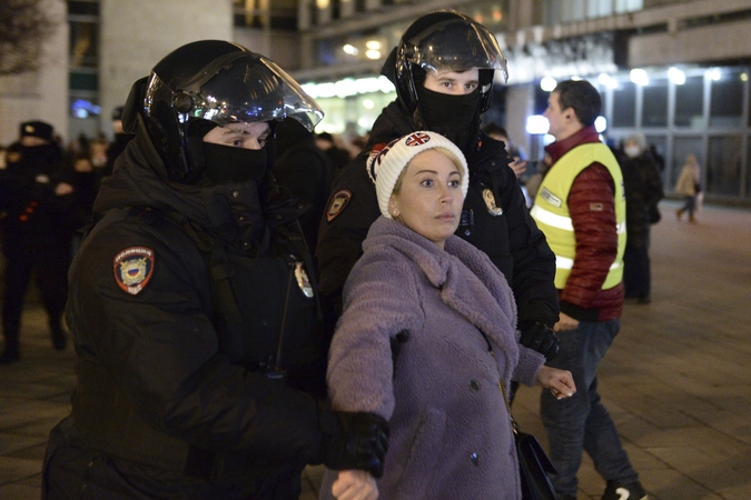Visoje Rusijoje aktyvistai vėl surengė protestų prieš karą Ukrainoje