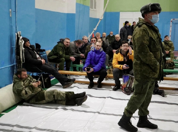 Kuriozai nesibaigia: mobilizuoti rusų kariai neturi ne tik uniformų, lovų, bet ir tualetų