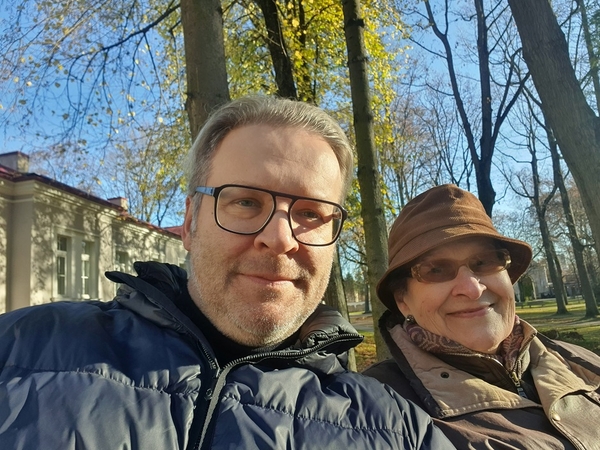 Artimi: skulptorius, tapytojas T. Gutauskas su mama L. Skripkute-Gutauskiene mėgsta pasivaikščioti po Sapiegų parką Vilniuje.