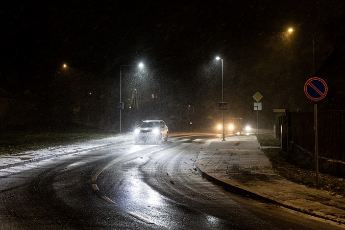 Kelininkai siunčia žinią: naktį eismo sąlygas sunkins snygis, šerkšnas, pustymas