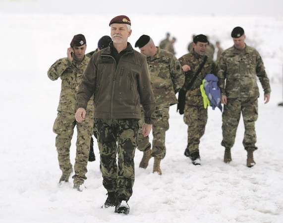 Lyderis: būsimasis Čekijos prezidentas P. Pavelas dar tuomet, kai ėjo NATO karinio komiteto pirmininko pareigas. 