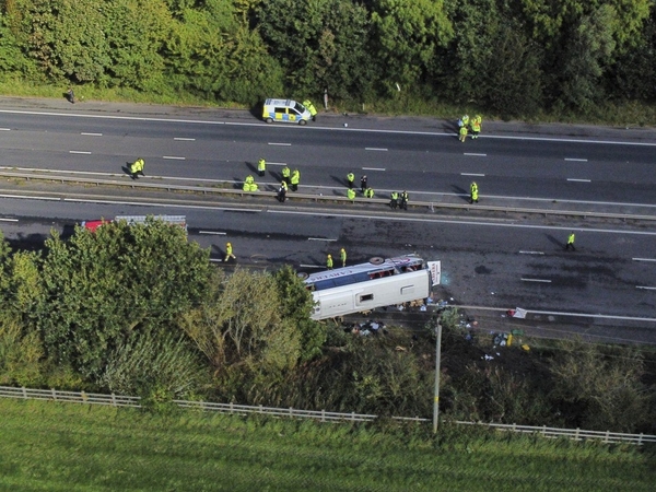 Netoli Liverpulio apvirto vaikus vežęs autobusas, žuvo vairuotojas ir 14-metė