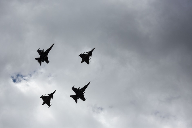 NATO naikintuvai per savaitę tris kartus kilo palydėti Rusijos orlaivių