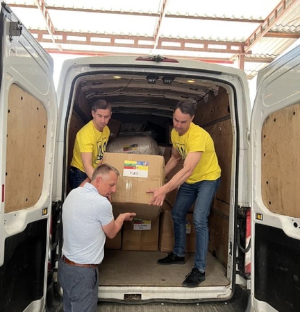 Pagalba: humanitarinę paramą, kurią keletą kartų vežė vicemeras P. Visockas (dešinėje) ir administracijos direktoriaus pavaduotojas M. Rikteris.    