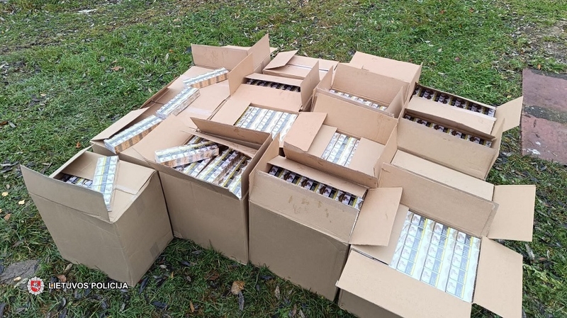 Marijampolės kriminalistai per operaciją sulaikė vyrą: garaže rasta 8500 pakelių cigarečių