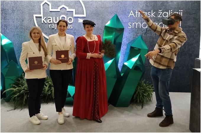 Naujiena: į parodą gidai atsivežė interaktyvius akinius, kuriuos užsidėjus galima pasivaikščioti po dvarą ir sužinoti pikantiškų istorijų iš šeimininkų gyvenimo.