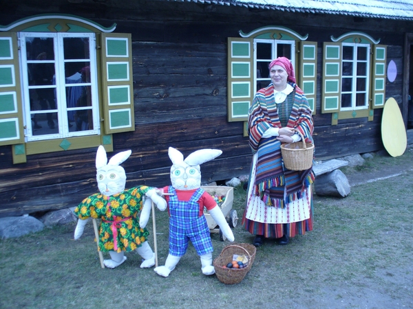  Viešnia: laukiamiausia – Velykų bobutė, arba Velykė, vaikams atnešanti margintų kiaušinių. Anuomet toks kiaušinis vaikams turėjo didelę vertę. Lietuvos liaudies buities muziejaus.