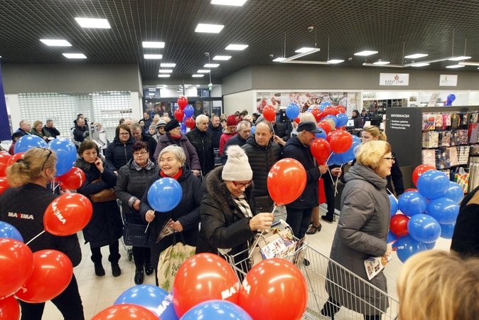 Susidomėjimas: vos tik atvėrus naujosios parduotuvės duris, gausus būrys būsimųjų pirkėjų skubėjo tyrinėti asortimento.