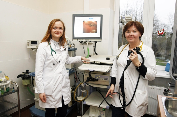 Simptomai: S. Brazdeikytė ir vaikų gastroenterologė, gydytoja endoskopuotoja Evelina Bielskienė pastebėjo, kad mažuosius pacientus dažniausiai vargina įvairaus pobūdžio pilvo skausmai.