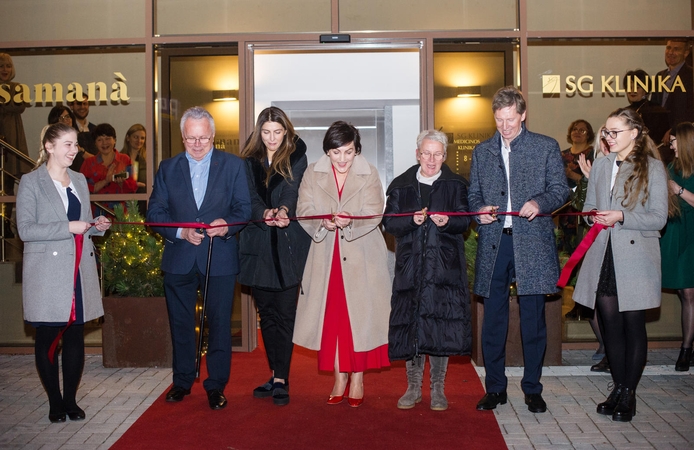 Pastato juostelę kerpa klinikos statytojos statybos bendrovės UAB „VVARFF“ generalinis direktorius V. Bučius, pastato architektė D. Abelkienė, klinikos vadovė V. Bučienė, interjero dizainerė G. Manikė ir Klaipėdos miesto vicemeras A. Cesiulis