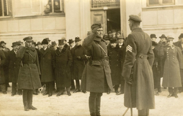 Klaipėdos krašto savanorių armijos paradą priima vadas J. Budrys. 1923 m. vasario 20 d.