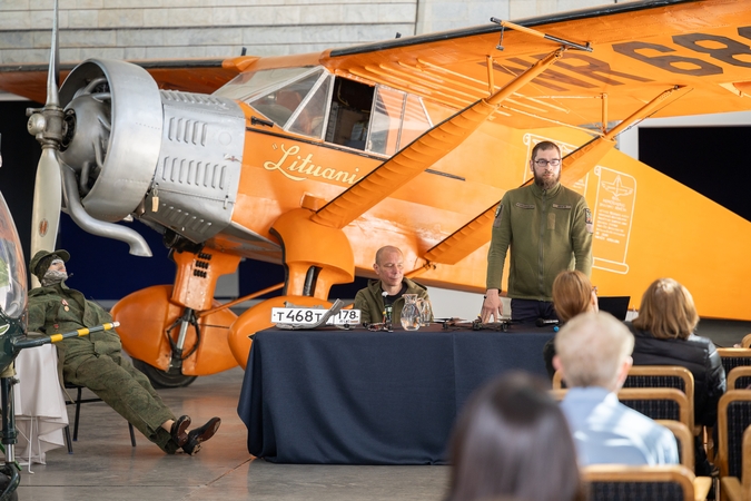 Aviacijos muziejuje savanoriai dalijosi patirtimi Ukrainoje.