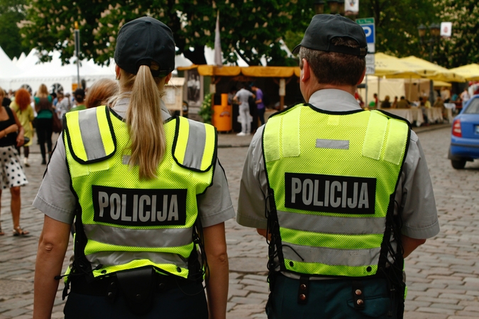 Mažeikiuose girta kompanija iš pareigūnės mėgino atimti ginklą