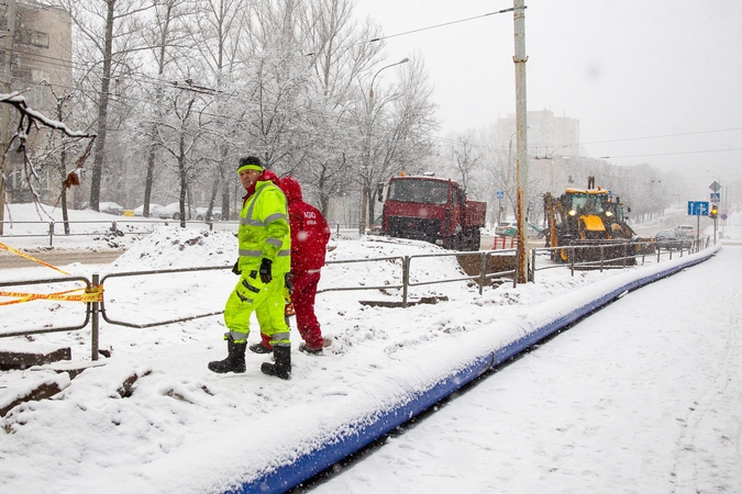 Dėl vandentiekio avarijos Žemaitės gatvėje dar ribojamas eismas